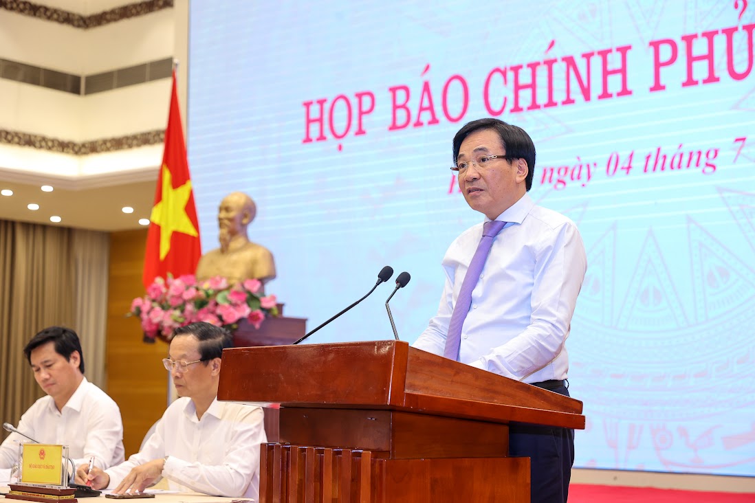 Bộ trưởng, Chủ nhiệm VPCP Trần Văn Sơn, Người phát ngôn của Chính phủ cung cấp thông tin tới báo chí tại Họp báo - Ảnh: VGP/Nhật Bắc.