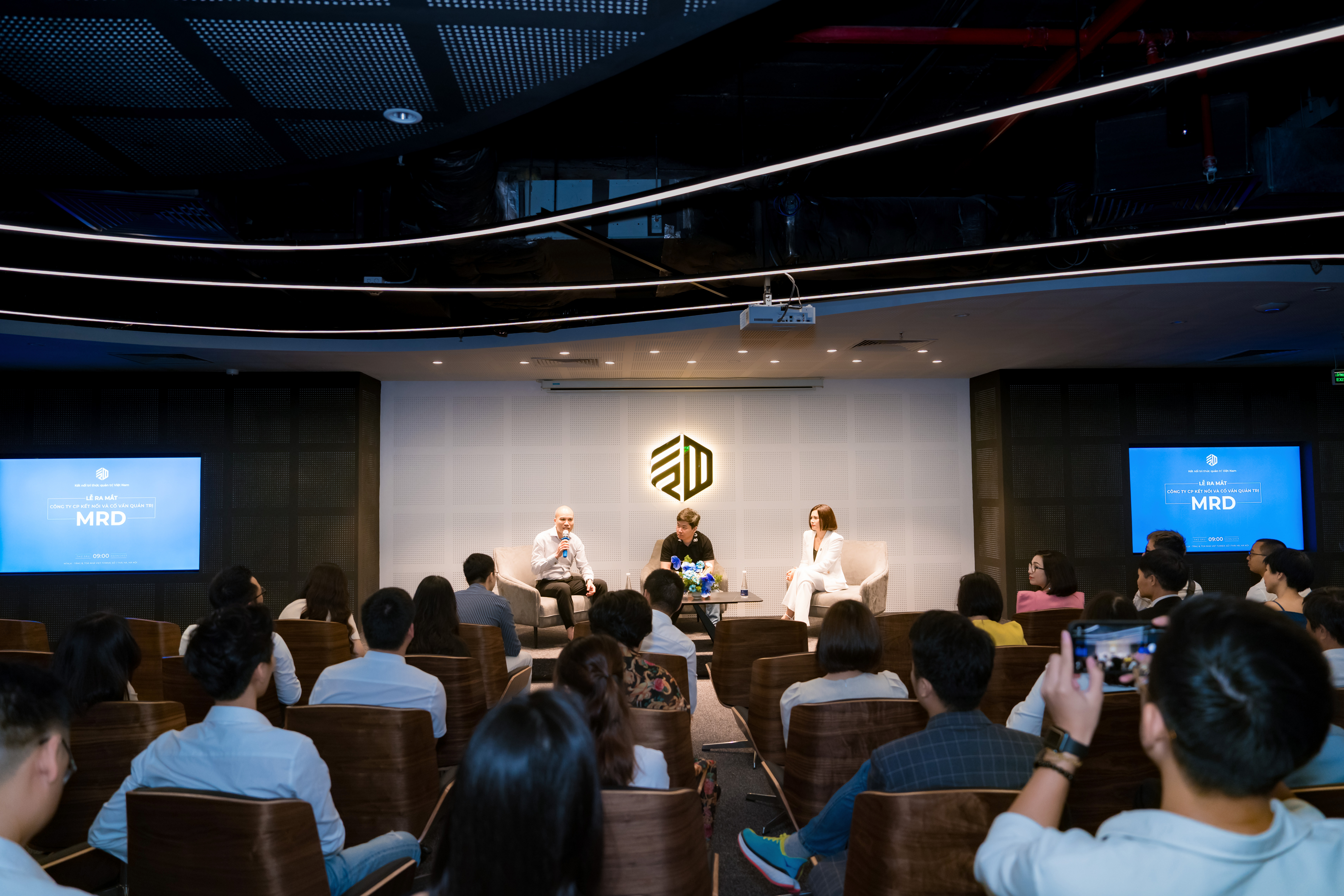 Nhà đồng sáng lập MRD Bùi Tùng Lâm, Chủ tịch MRD Mai Xuân Đạt và CEO Huệ Bùi (từ trái sang phải) chia sẻ về giấc mơ kết nối tri thức quản trị tại Lễ ra mắt.