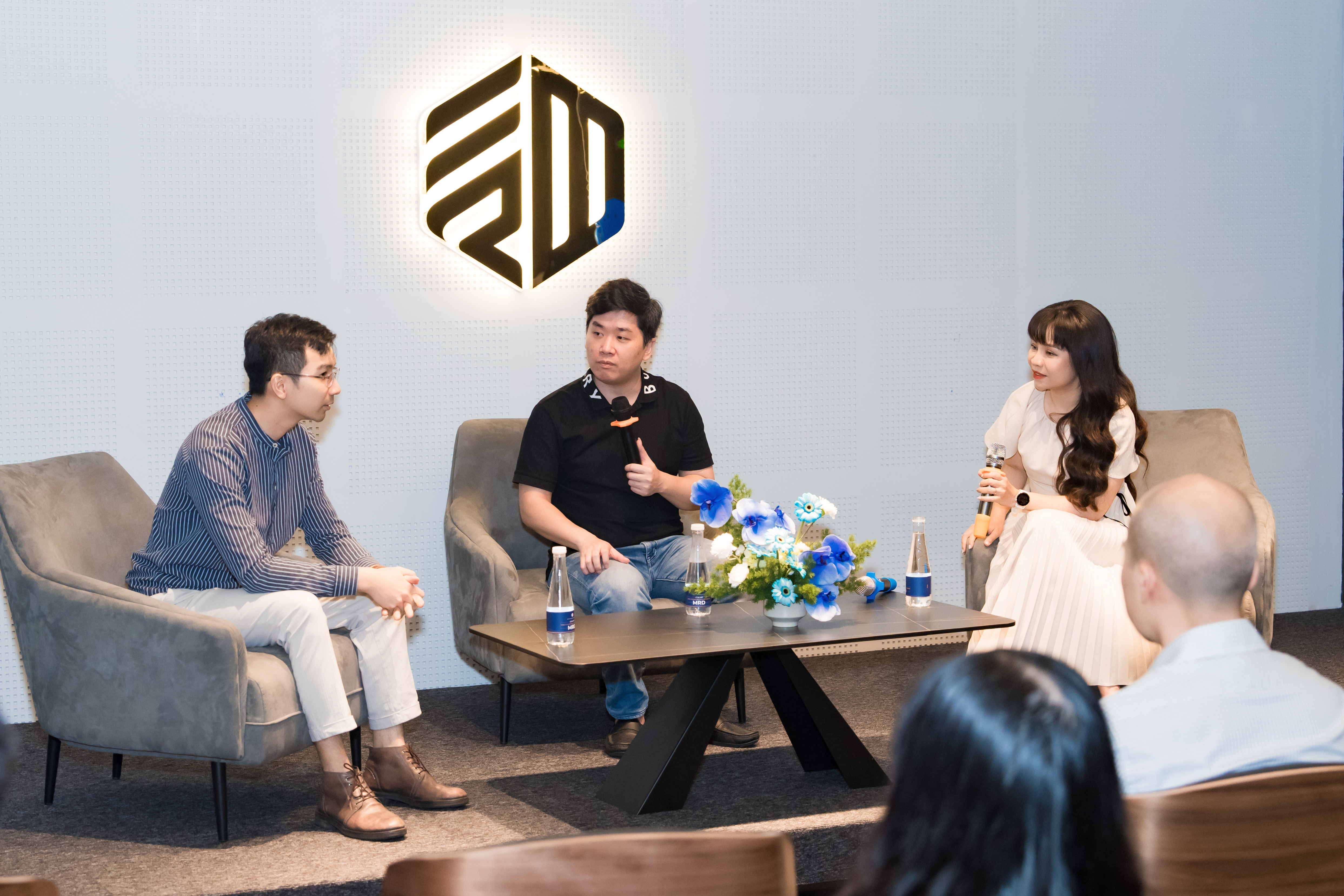 CEO Kiềm Saphia Nguyễn Thành Phương, Chủ tịch MRD Mai Xuân Đạt và CEO Học viện Thương hiệu Plato Đỗ Thanh Phương (từ trái sang phải) giao lưu về áp dụng quản trị đúng vào doanh nghiệp.