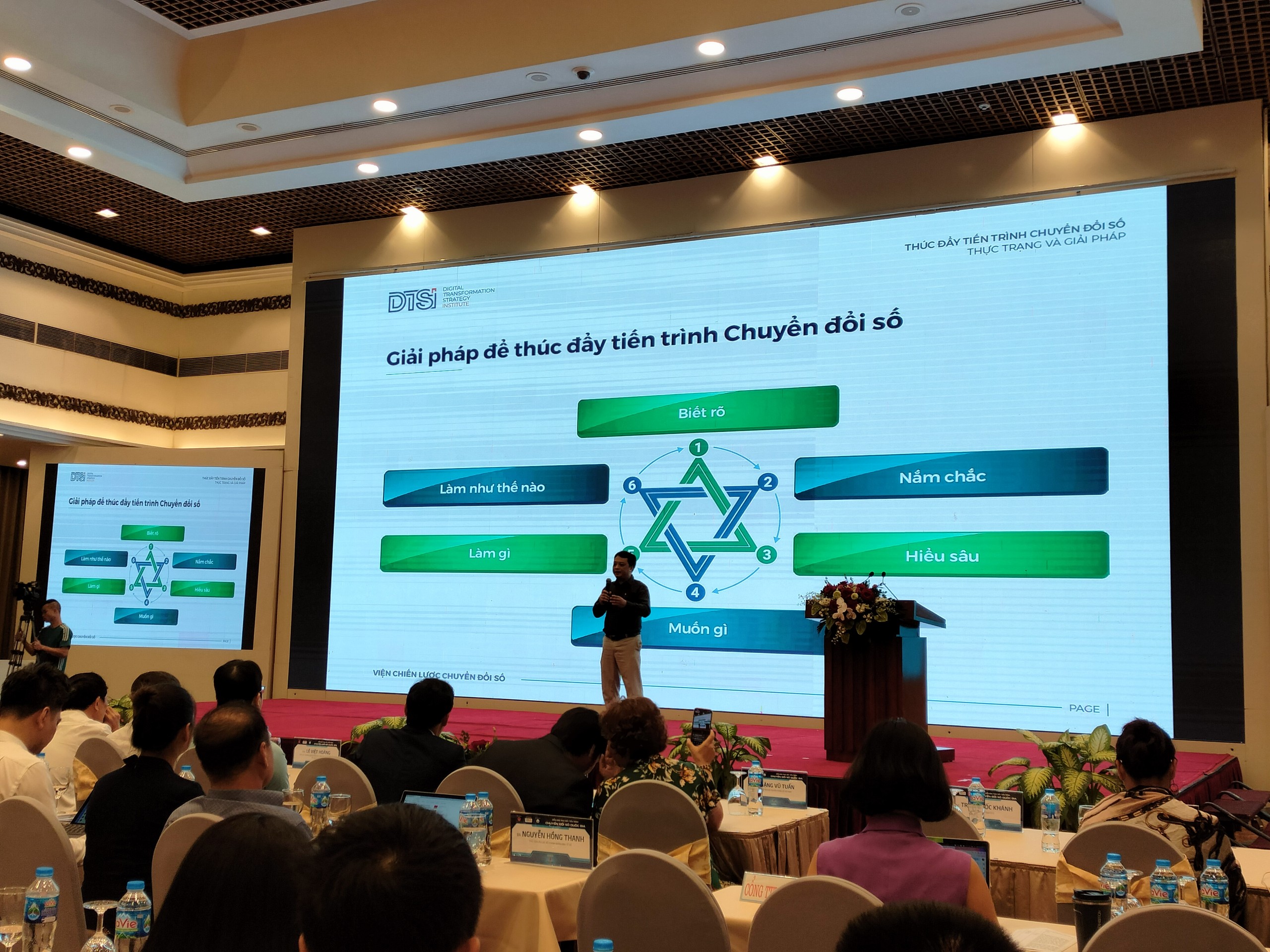 Chuyên gia Viện chiến lược chuyển đổi số chia sẻ về giải pháp thúc đẩy tiến trình chuyển đổi số.