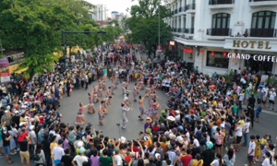 Festival Huế - Lễ hội đặc sắc được hàng ngàn người dân và du khách tham gia.