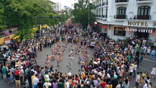 Festival Huế - Lễ hội đặc sắc được hàng ngàn người dân và du khách tham gia.