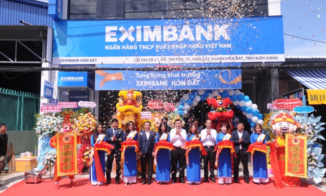 Đại diện cơ quan ban ngành tại địa phương cùng ban lãnh đạo Eximbank cắt băng khánh thành trụ sở mới. Ảnh: Eximbank.