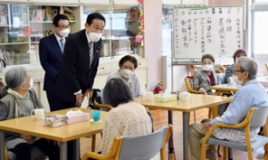 Thủ tướng Nhật Bản, Fumio Kishida đến thăm một viện dưỡng lão ở Tokyo vào tháng 5/2022
