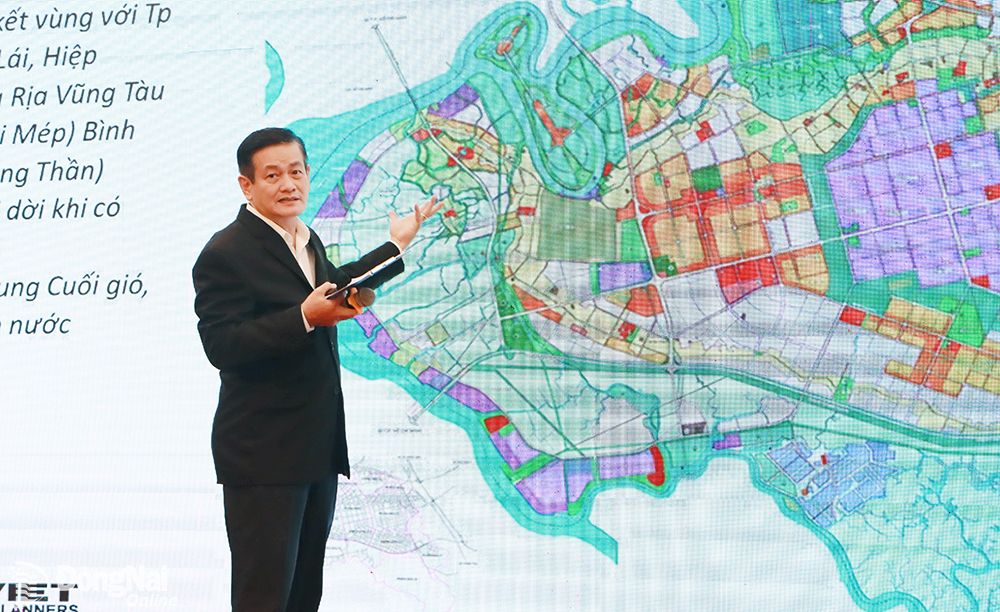 KTS. Ng&ocirc; Viết Nam Sơn tr&igrave;nh b&agrave;y tham luận tại một hội thảo về quy hoạch định h&igrave;nh ph&aacute;t triển Đồng Nai, gần đ&acirc;y. Ảnh: Phạm T&ugrave;ng.