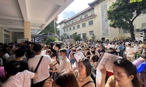 Phụ huynh xếp hàng nộp hồ sơ lớp 10, Hà Nội ra công văn “khẩn”