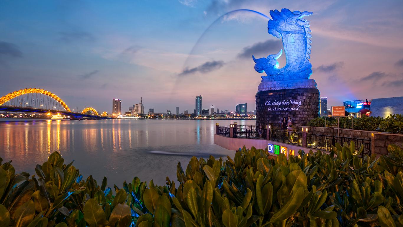 C&aacute;c gia đ&igrave;nh thường chọn c&aacute;c điểm đến c&oacute; c&ocirc;ng vi&ecirc;n chủ đề hấp dẫn như Đ&agrave; Nẵng, Nha Trang để con vui chơi, b&ecirc;n cạnh việc tắm biển.