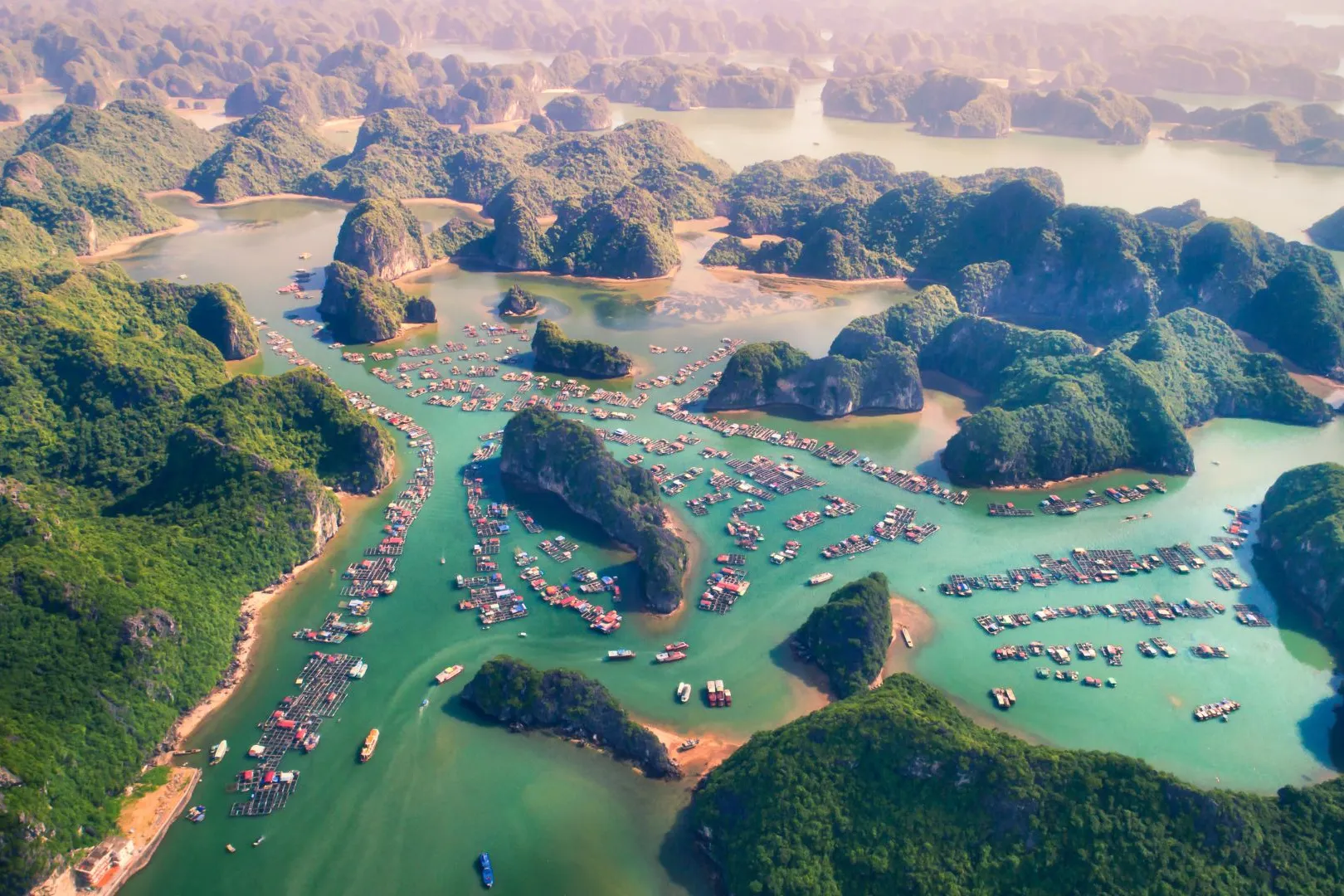 Gi&aacute; v&eacute; m&aacute;y bay cao điểm th&aacute;ng 7 tới nhiều địa phương đ&atilde; giảm tới một nửa so với th&aacute;ng 5 v&agrave; th&aacute;ng 6.