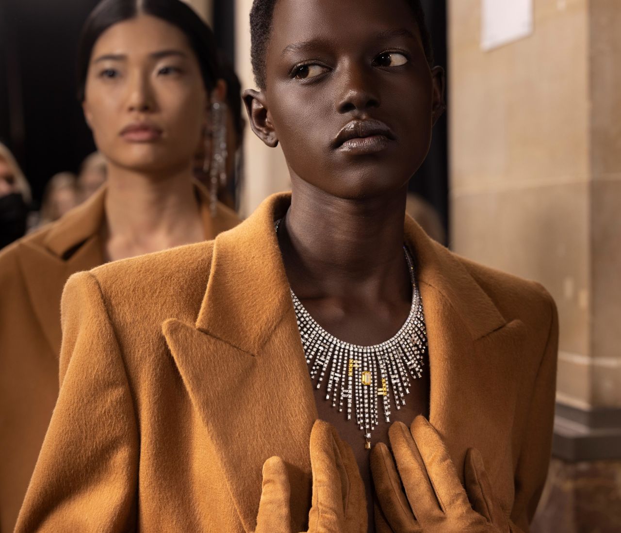 Một mẫu trong show diễn của Fendi tại Paris Haute Couture Fashion Week năm 2022. Ảnh: CNN