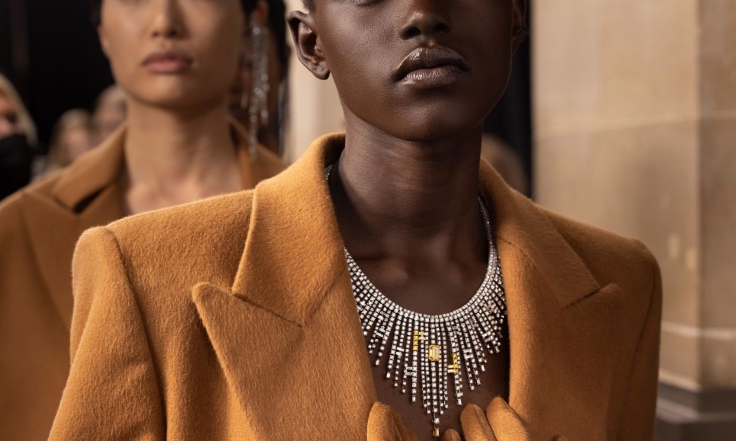 Một mẫu trong show diễn của Fendi tại Paris Haute Couture Fashion Week năm 2022. Ảnh: CNN