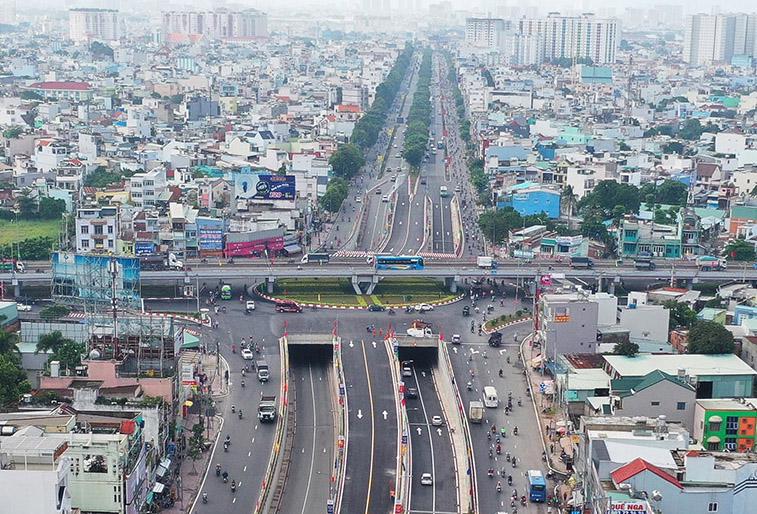 Nút giao thông 3 tầng ngã tư An Sương hoàn thành và đưa vào sử dụng tháng 9/2020 đã giải quyết bài toán kẹt xe triền miên tại khu vực ngã tư cửa ngõ trọng yếu này.