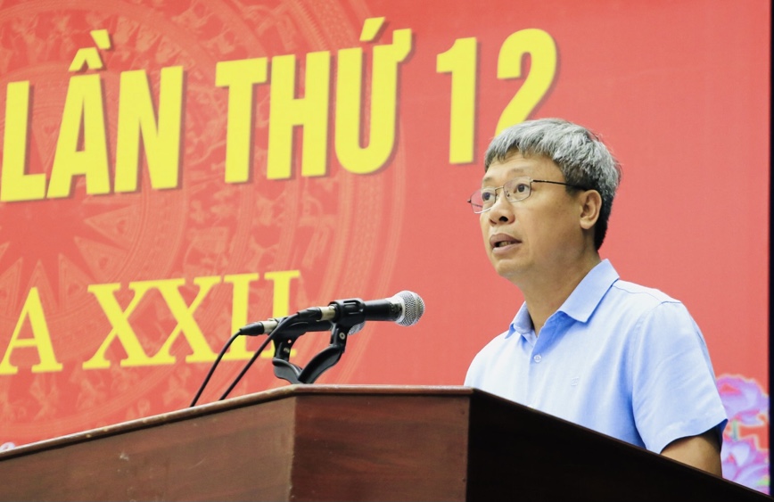 Ph&oacute; Chủ tịch UBND tỉnh Quảng Nam Hồ Quang Bửu đọc Tờ tr&igrave;nh đề nghị ban h&agrave;nh Nghị quyết về x&acirc;y dựng v&agrave; ph&aacute;t triển Hội An theo định hướng th&agrave;nh phố sinh th&aacute;i - văn h&oacute;a.