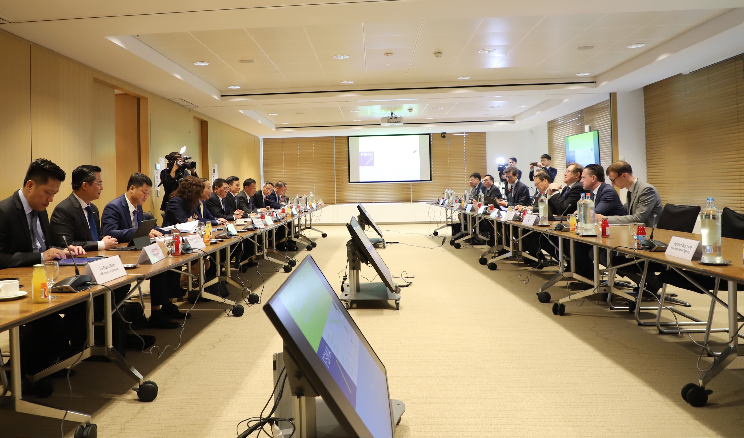 Bộ trưởng Hồ Đức Phớc c&oacute; buổi l&agrave;m việc với &ocirc;ng Jean-Paul Servais &ndash; Chủ tịch Cơ quan Quản l&yacute; dịch vụ v&agrave;thị trường t&agrave;i ch&iacute;nh Bỉ (FSMA), đồng thời l&agrave; Chủ tịch Tổ chức Quốc tế c&aacute;c Ủy banChứng kho&aacute;n (IOSCO) tại Bỉ.&nbsp;