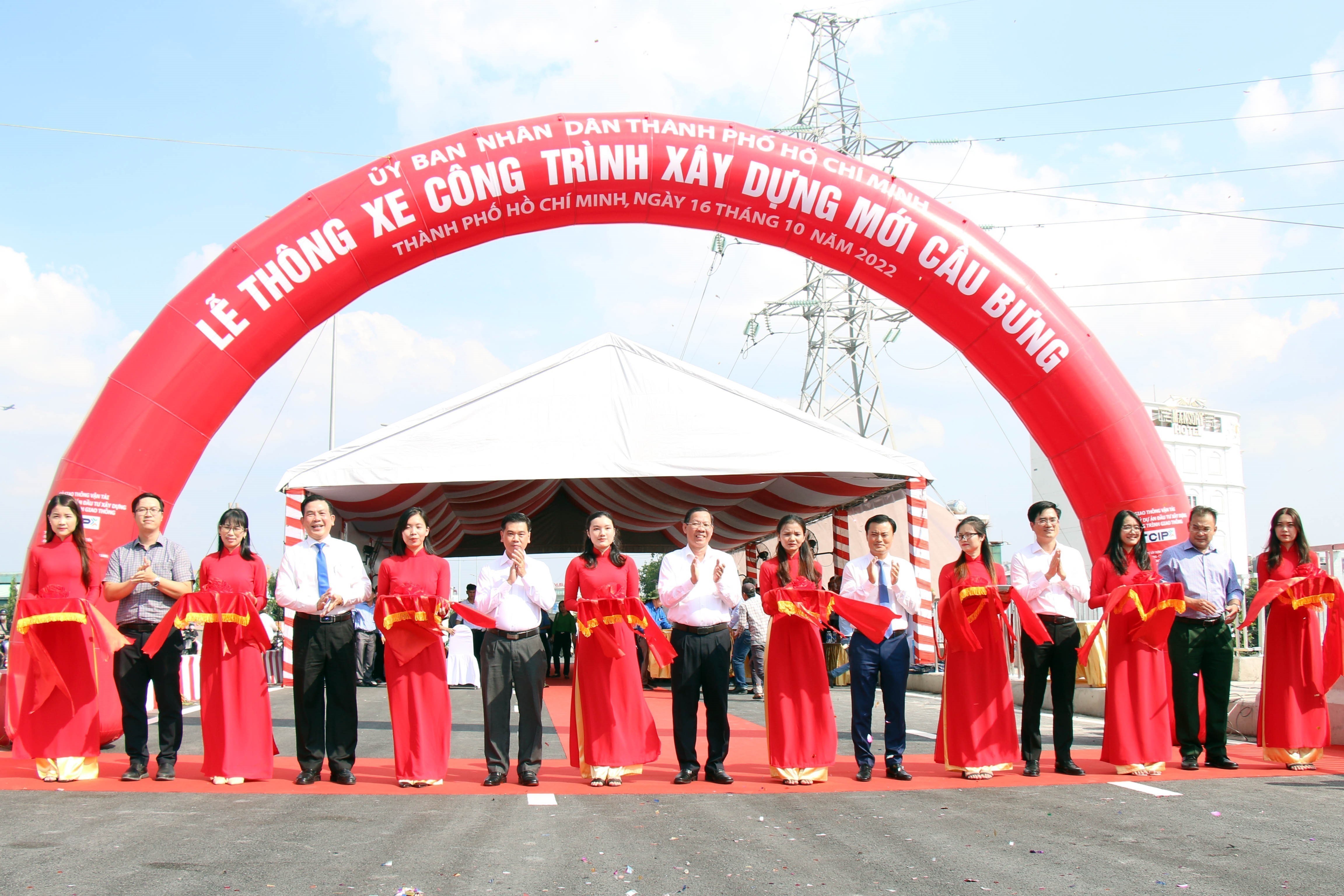 Dự &aacute;n cầu Bưng nối 2 quận T&acirc;n Ph&uacute; v&agrave; B&igrave;nh T&acirc;n, một trong c&aacute;c c&ocirc;ng tr&igrave;nh hạ tầng trọng điểm của TP.HCM, đ&atilde; ho&agrave;n th&agrave;nh v&agrave; đưa v&agrave;o sử dụng.