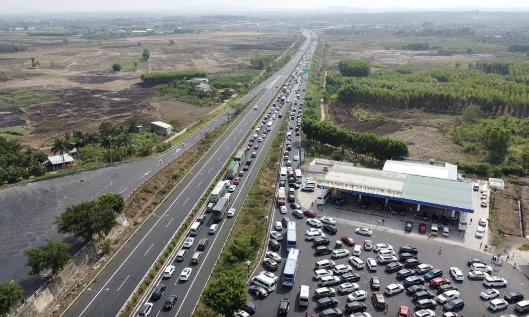 Trạm dừng chân cao tốc TP.HCM - Long Thành - Dầu Giây: Các loại xe xếp hàng dày đặc chờ vô bãi. Hành trình tuyến TP.HCM - Vĩnh Hảo dài 250 km hiện chỉ mới có trạm dừng chân này. Ảnh: Anh Chiến.
