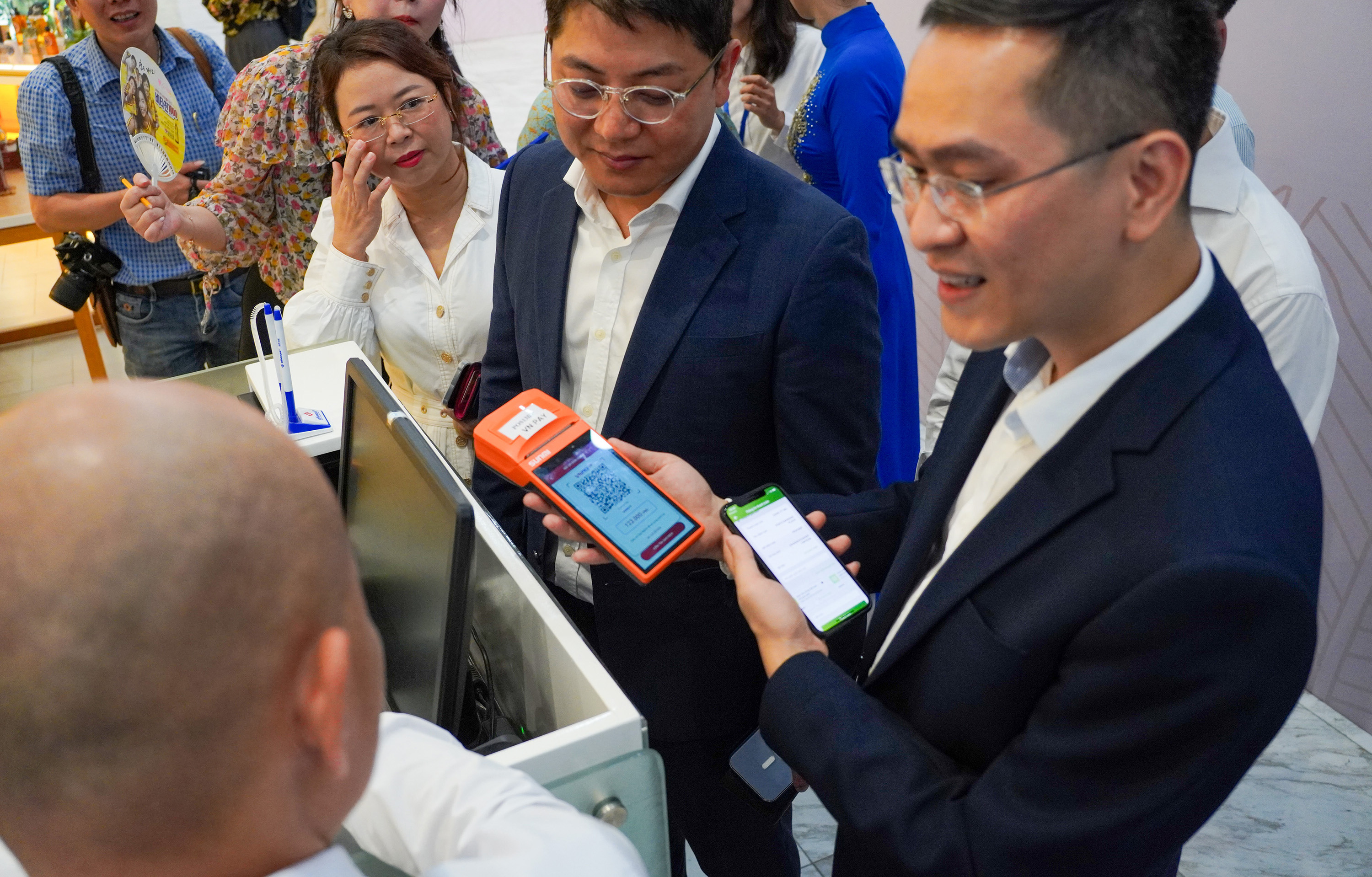 Lần đầu tiên TP.HCM tổ chức chương trình siêu ưu đãi với hàng hiệu nhằm đẩy mạnh thanh toán không tiền mặt - Ảnh: VP. 