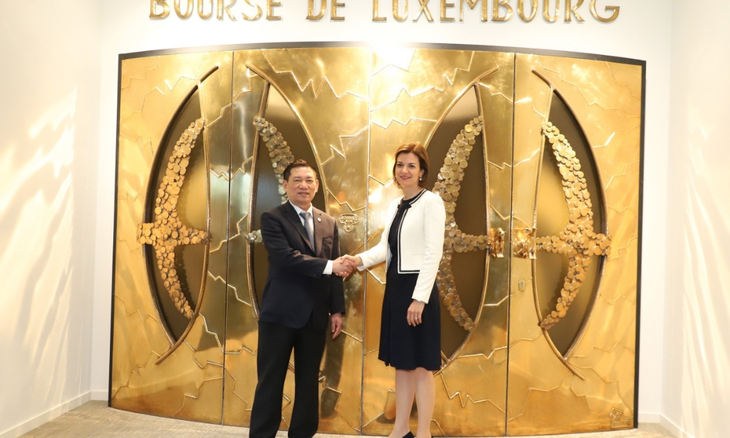 Bộ trưởng Hồ Đức Phớc bắt tay với bà Julie Becker - Tổng Giám đốc Sở Giao dịch chứng khoán Luxembourg.