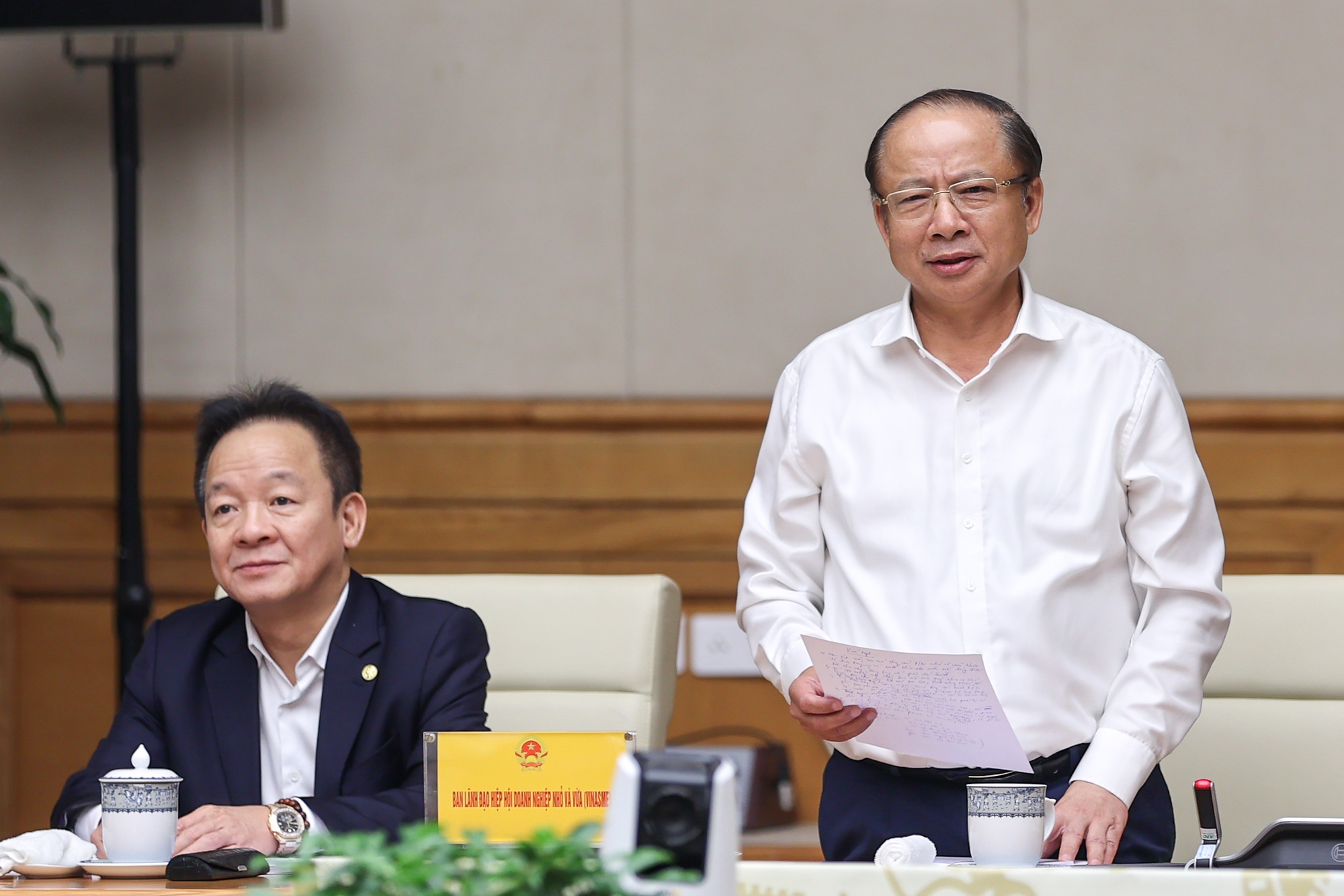 Chủ tịch Hiệp hội SME ph&aacute;t biểu tại cuộc l&agrave;m việc - Ảnh: VGP