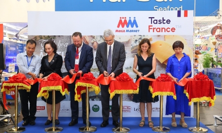 Các đại biểu cắt băng khai mạc chương trình.