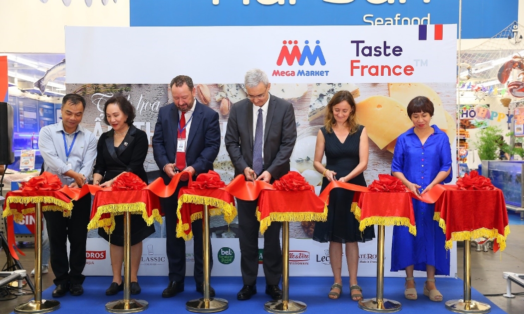 Các đại biểu cắt băng khai mạc chương trình.