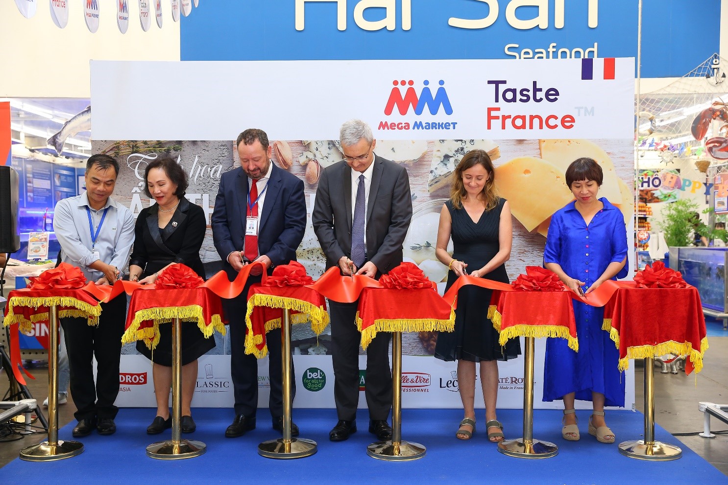 Các đại biểu cắt băng khai mạc chương trình.