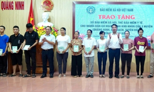 Tặng 690 sổ bảo hiểm xã hội, thẻ bảo hiểm y tế cho người có hoàn cảnh khó khăn