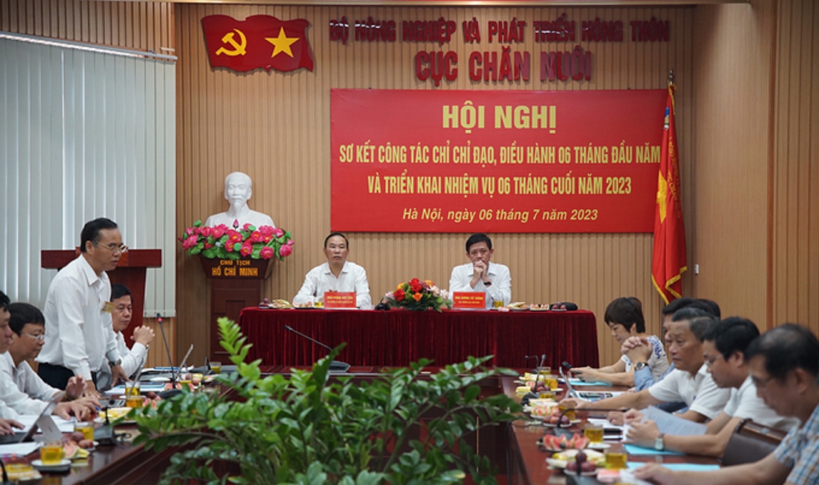 Thứ trưởng Ph&ugrave;ng Đức Tiến chủ tr&igrave; Hội nghị sơ kết ng&agrave;nh chăn nu&ocirc;i.