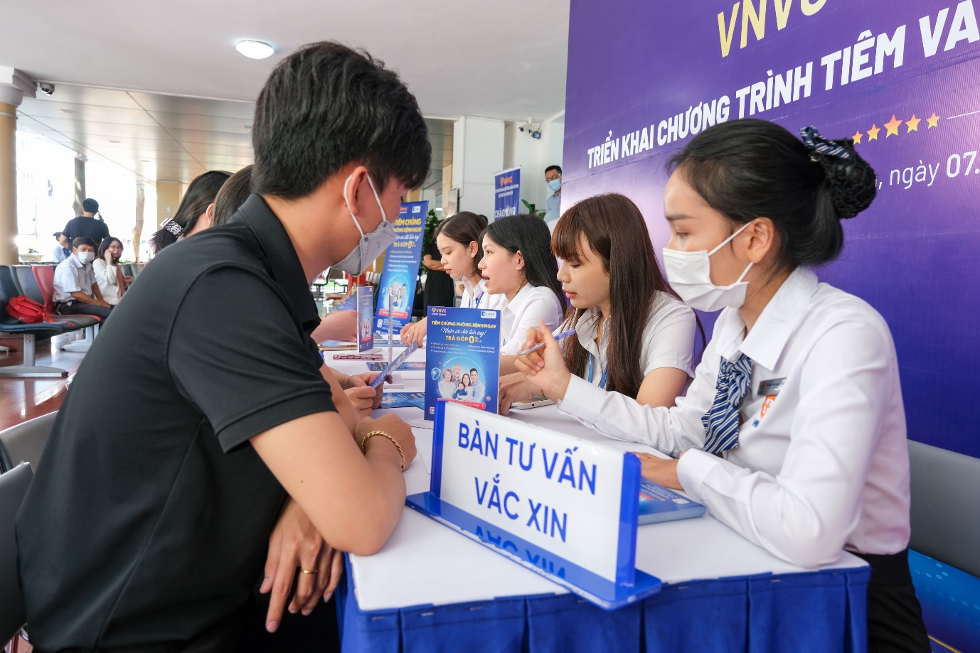 Tư vấn cho khách hàng về Chương trình tiêm vắc-xin trả góp lãi suất 0%.