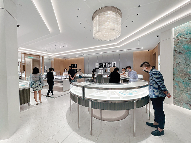 Các thương hiệu lớn như Dior, Louis Vuitton, Tiffany & Co và Berluti gần đây đã mở cửa hàng tại Việt Nam. Bán lẻ trang sức, đồng hồ xa xỉ cũng đã nhập cuộc.