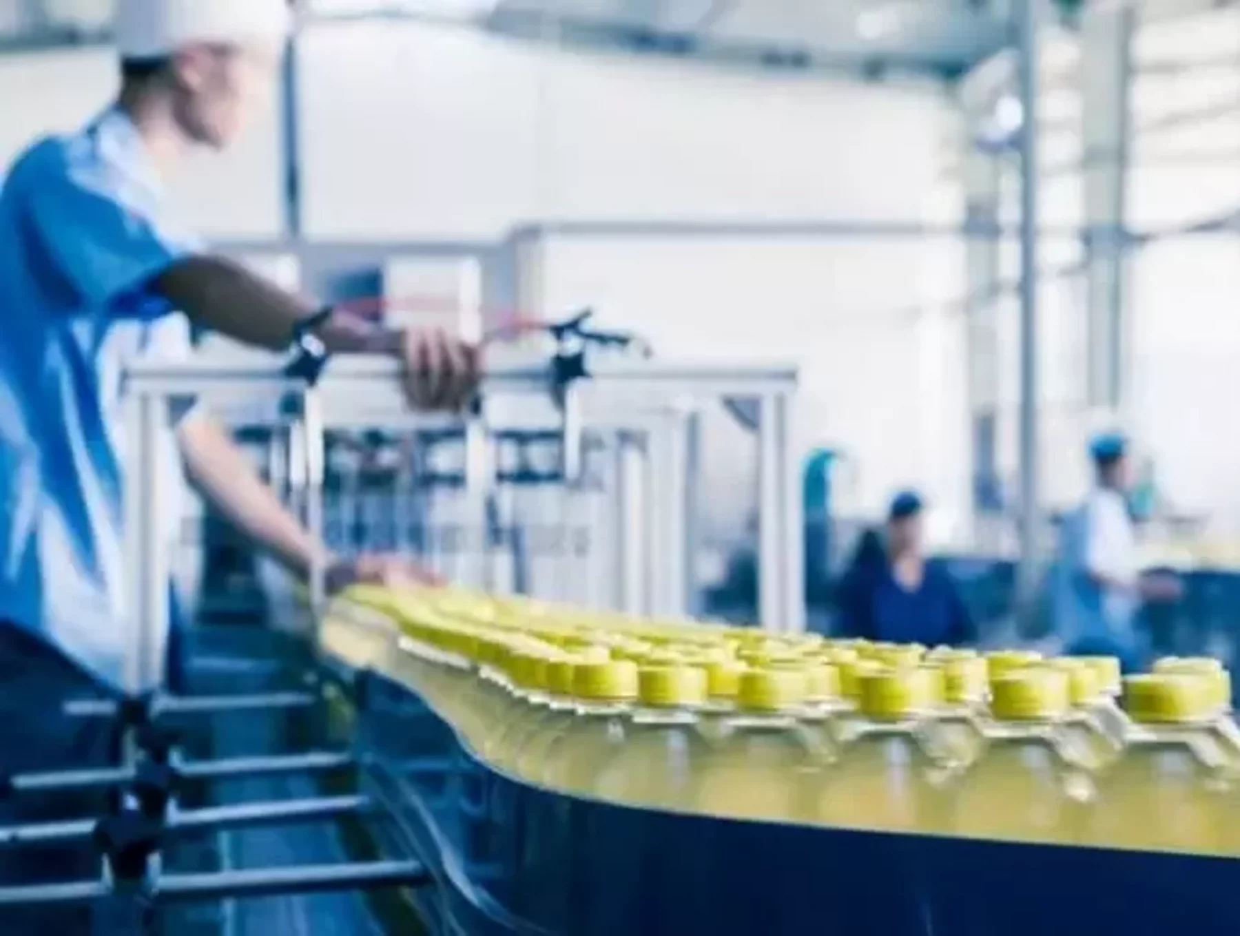 Cắt giảm phát thải khí nhà kính; sử dụng nguồn năng lượng xanh và hấp thụ khí nhà kính trong là ba bước quan trọng trong sản xuất xanh.