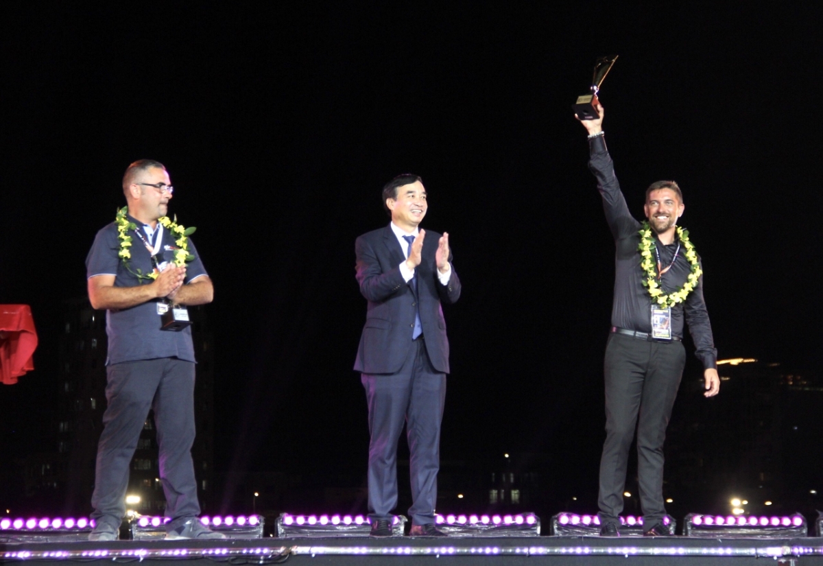 &Ocirc;ng L&ecirc; Trung Chinh trao giải v&ocirc; địch cho đội Ph&aacute;p.