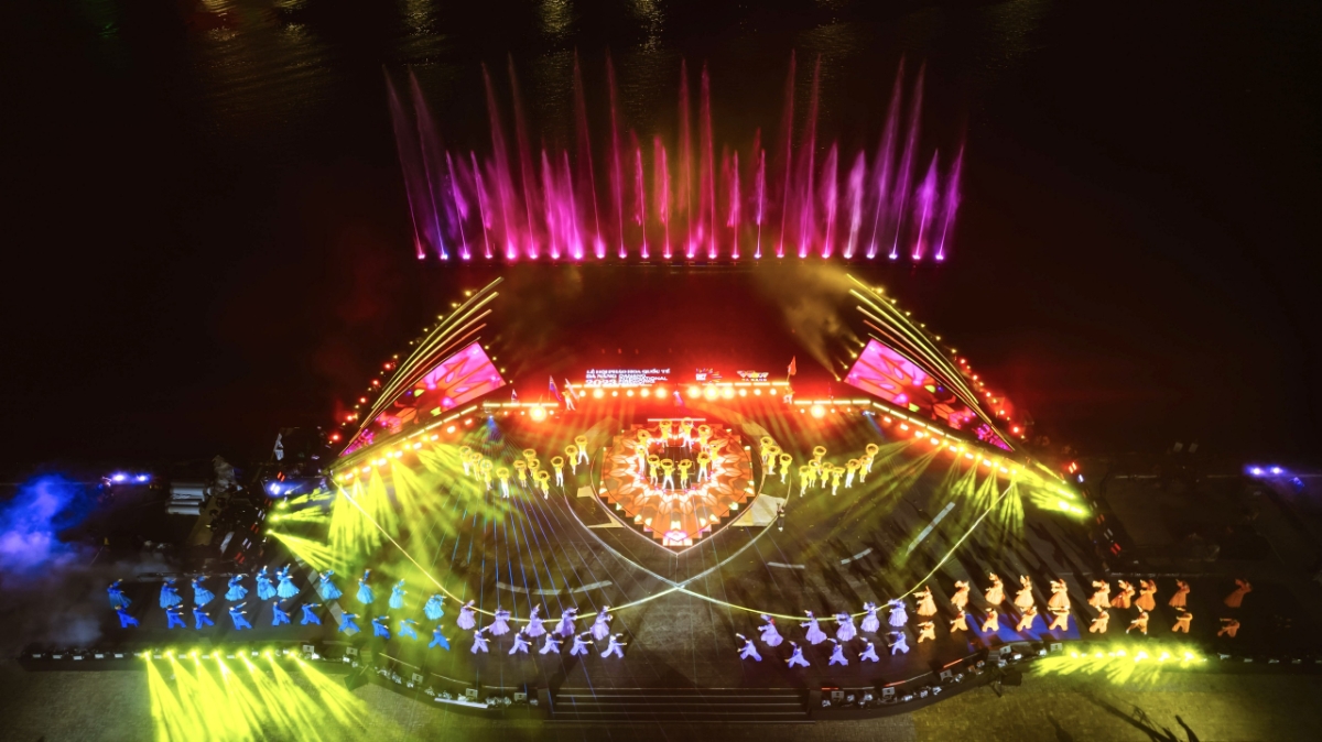 Lung linh sân khấu đêm chung kết Lễ hội pháo hoa DIFF 2023