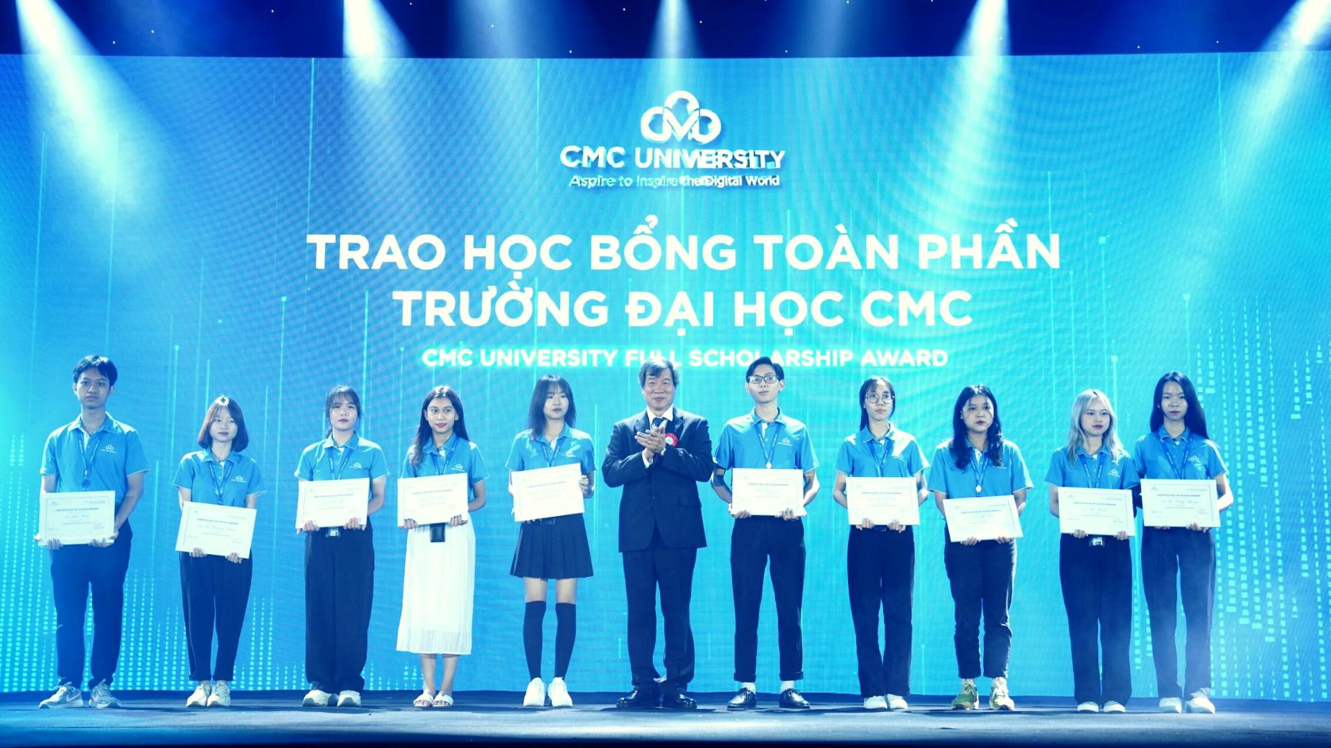 Hiệu trưởng Trường Đại học CMC trao học bổng to&agrave;n phần cho c&aacute;c sinh vi&ecirc;n xuất sắc năm học 2022.