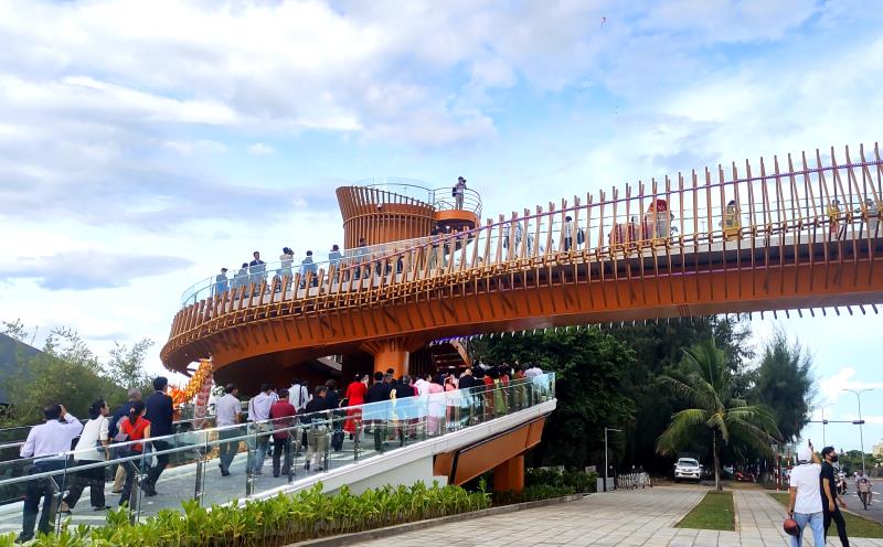 Cầu đi bộ bắc ngang qua đường Nguyễn Tất Thành khánh thành nhân dịp kỷ niệm 50 năm thiết lập quan hệ ngoại giao Việt Nam - Nhật Bản (1973 - 2023).