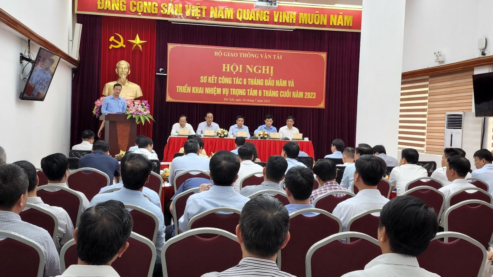 Chánh Văn phòng Bộ Giao thông vận tải báo cáo tình hình thực hiện nhiệm vụ 6 tháng đầu năm và triển khai nhiệm vụ 6 tháng cuối năm 2023.