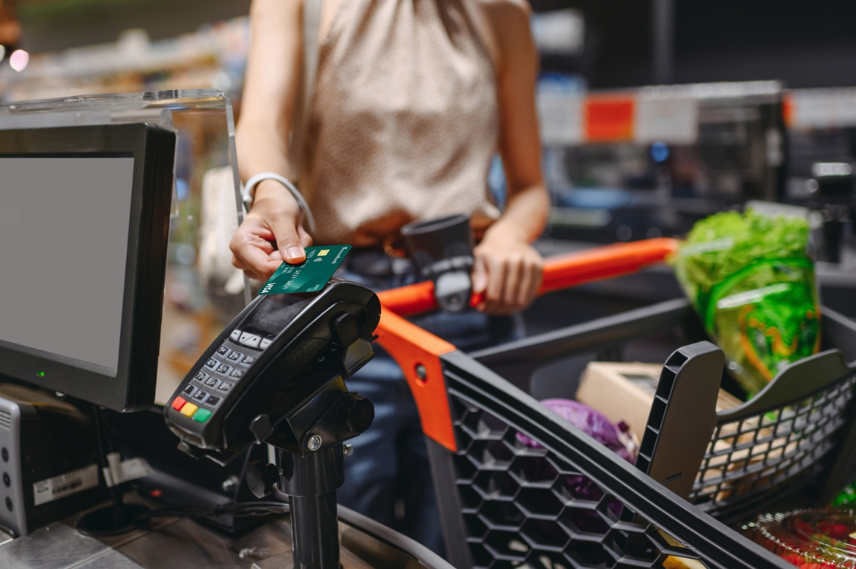 Theo nhiều khảo s&aacute;t uy t&iacute;n, việc giữ tiền v&agrave; thanh to&aacute;n qua thẻ ng&acirc;n h&agrave;ng gi&uacute;p nhiều người dễ d&agrave;ng kiểm so&aacute;t c&aacute;c khoản chi ti&ecirc;u hơn lso với sử dụng tiền mặt.