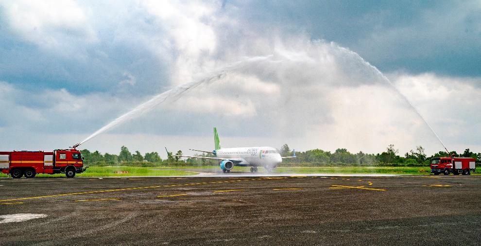 Nghi thức phun vòi rồng đón tiếp chuyến bay đầu tiên Hà Nội – Cà Mau vào ngày 29/4/2023 - Nguồn: ACV