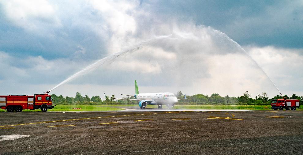 Nghi thức phun vòi rồng đón tiếp chuyến bay đầu tiên Hà Nội – Cà Mau vào ngày 29/4/2023 - Nguồn: ACV