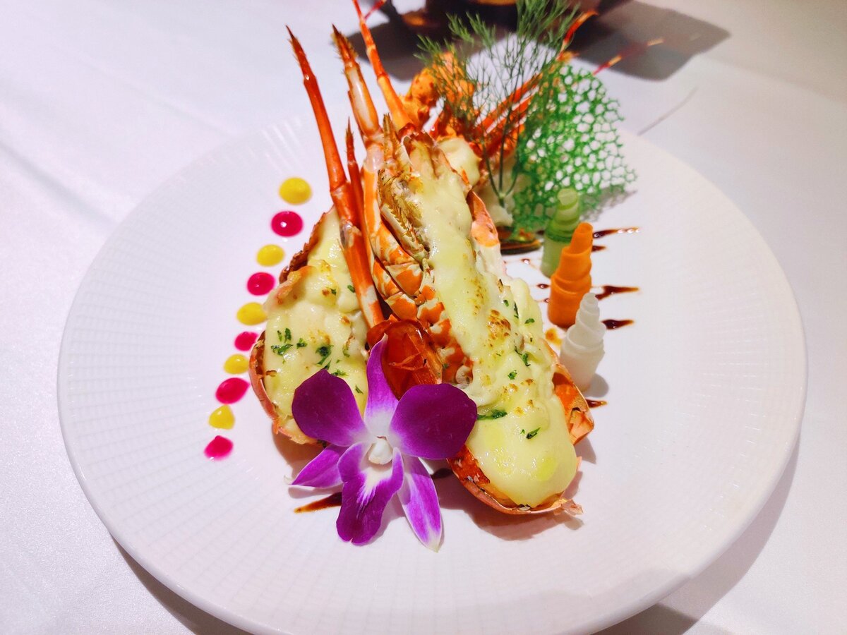 Paradise Vietnam ưu đ&atilde;i miễn ph&iacute; trẻ em v&agrave; trải nghiệm t&ocirc;m h&ugrave;m hoặc thăn n&otilde;n b&ograve; &Uacute;c cho kh&aacute;ch đi du thuyền Paradise Grand.