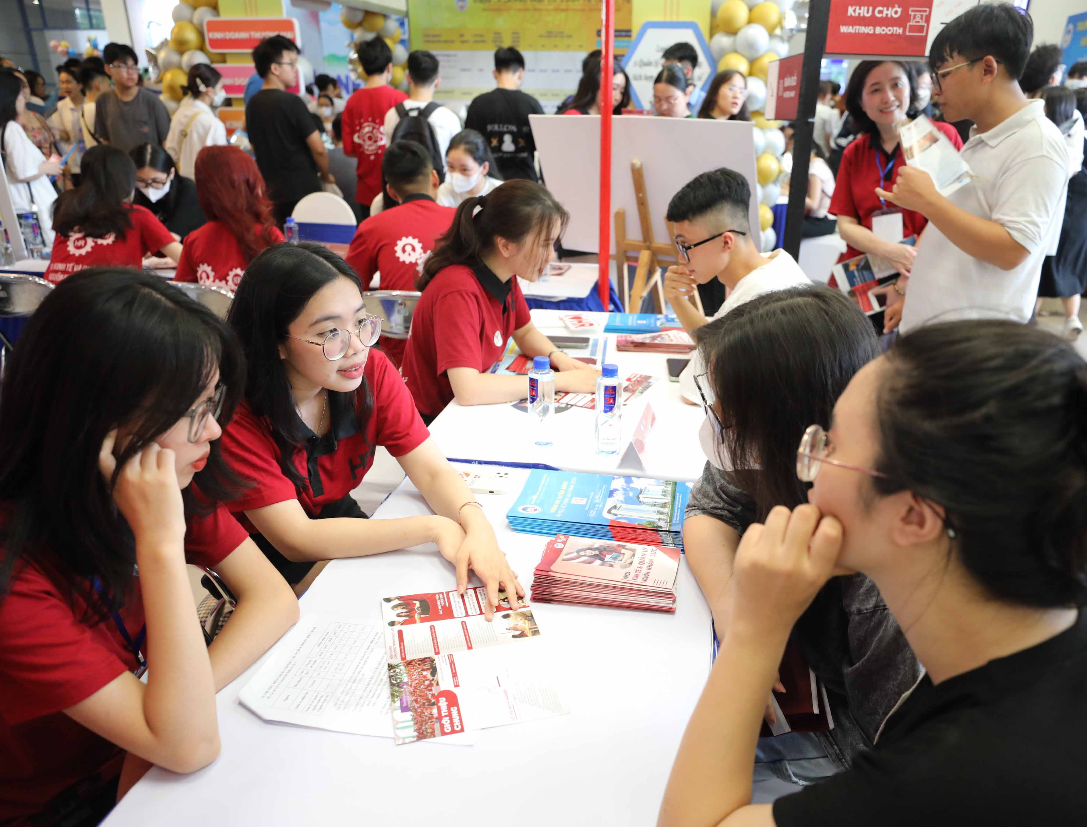 Thí sinh nghe tư vấn tuyển sinh hướng nghiệp. Ảnh: NEU.