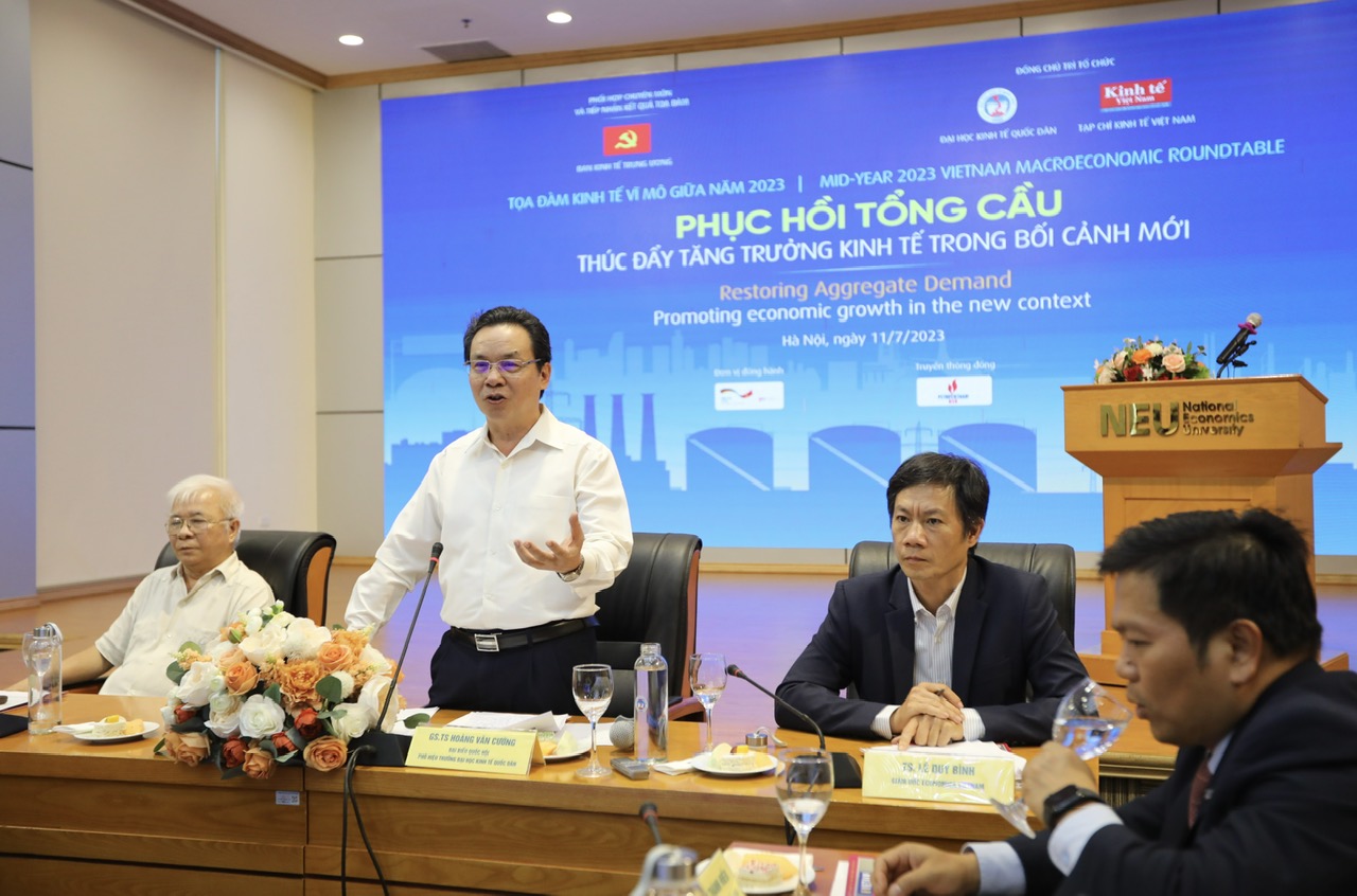 C&aacute;c chuy&ecirc;n gia tại toạ đ&agrave;m ph&acirc;n t&iacute;ch sự sụt giảm mạnh từ ph&iacute;a tổng cầu, từ đ&oacute; đề xuất những giải ph&aacute;p c&oacute; t&iacute;nh chiến lược, kịp thời.