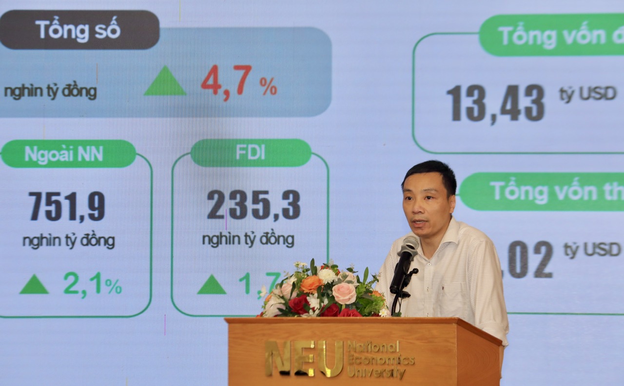 PGS.TS. Phạm Thế Anh, Trường Đại học Kinh tế Quốc dân phát biểu tại tọa đàm Kinh tế vĩ mô giữa năm 2023 với chủ đề: "Phục hồi tổng cầu thúc đẩy tăng trưởng kinh tế trong bối cảnh mới". Ảnh: Việt Dũng.