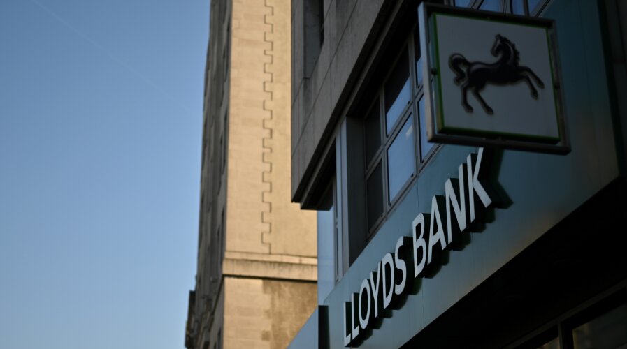 Chín ngân hàng lớn nhất Vương Quốc Anh bao gồm Lloyds Banking, Natwest Group và Bank of Scotland đã áp dụng công cụ AI của Mastercard.