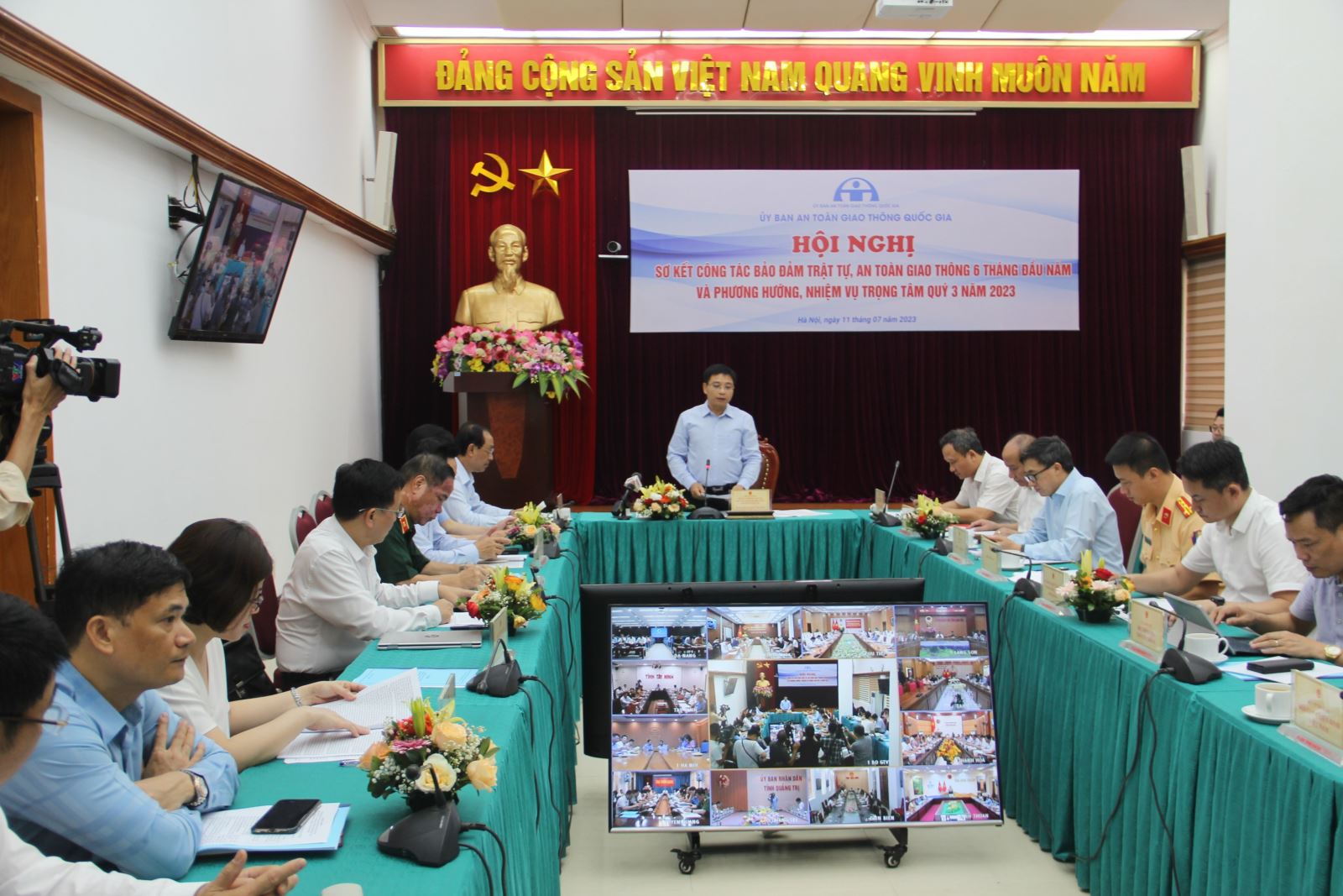 Bộ trưởng Nguyễn Văn Thắng, Ph&oacute; Chủ tịch Thường trực Ủy ban An to&agrave;n giao th&ocirc;ng Quốc gia chủ tr&igrave; hội nghị.