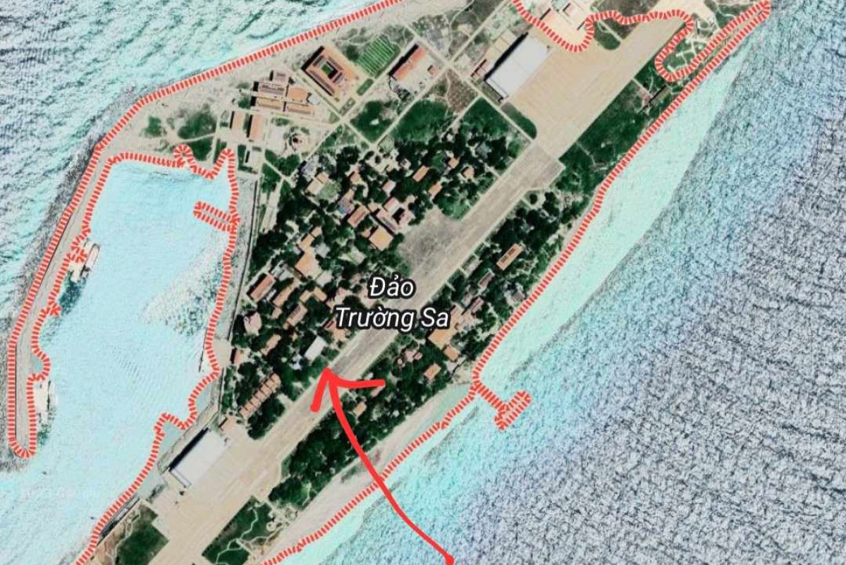 Trong ảnh vệ tinh mới của Google, nóc tòa nhà hội trường đảo Trường Sa Lớn có màu trắng, không thấy rõ hình ảnh lá cờ.