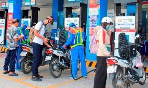 Giá xăng dầu tăng giảm trái chiều