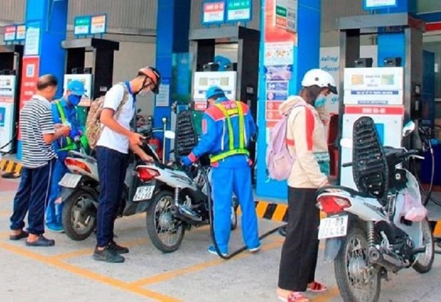 Xăng E5RON92 giảm 51 đồng/lít, xăng RON95-III tăng 69 đồng/lít kể từ chiều ngày 11/7/2023.