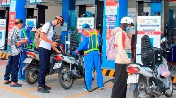 Giá xăng dầu tăng giảm trái chiều