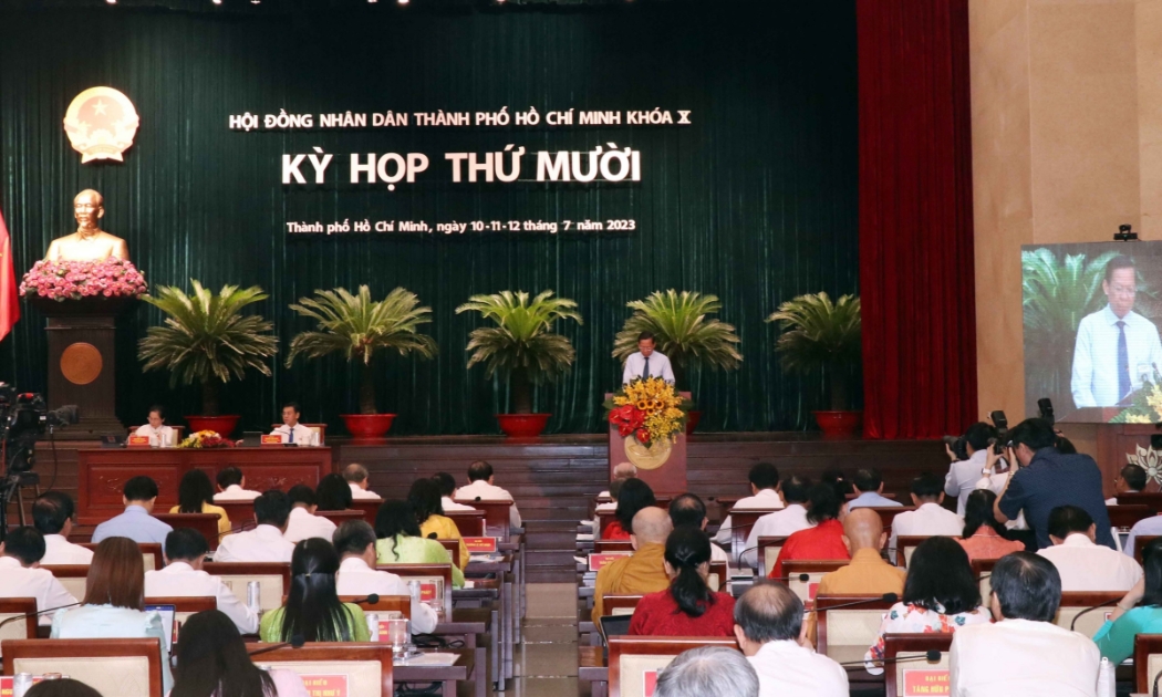 Chủ tịch UBND TP.HCM Phan Văn Mãi trình bày tờ trình về ban hành Nghị quyết của HĐND TP.HCM sáng 10/7.