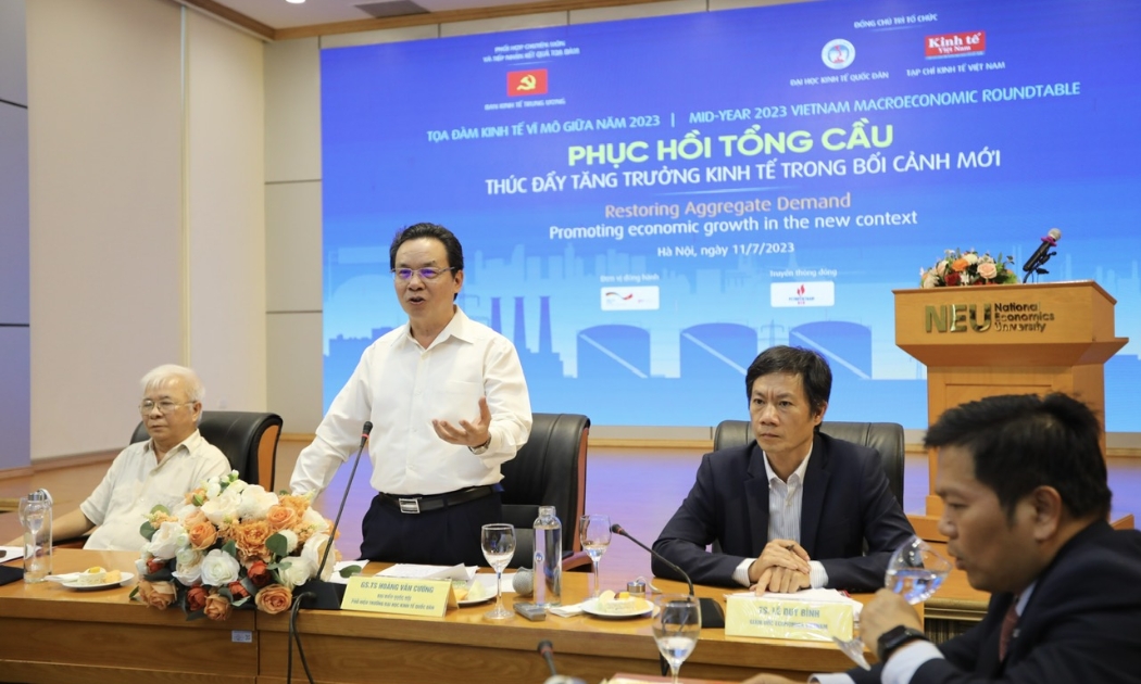 GS.TS. Hoàng Văn Cường, Đại biểu Quốc hội, Phó Hiệu trưởng Trường Đại học Kinh tế Quốc dân, Ủy viên Ủy ban Tài chính Ngân sách của Quốc hội phát biểu tại tọa đàm. Ảnh: Việt Dũng.